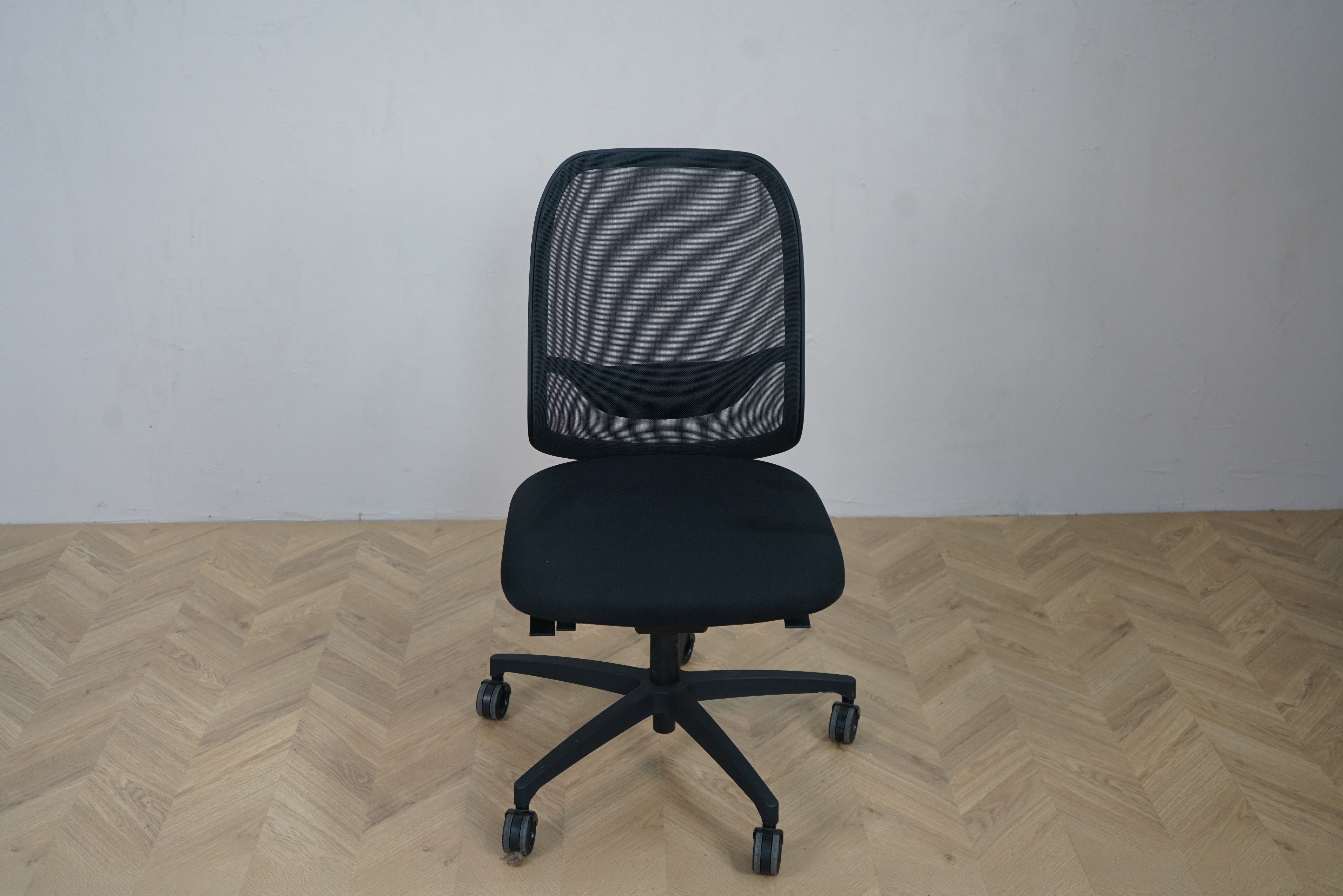 Invicta netstol i sort set forfra med netryg og tekstilsæde